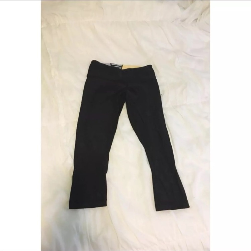 Lululemon reversible Crops - Picture 2 of 3